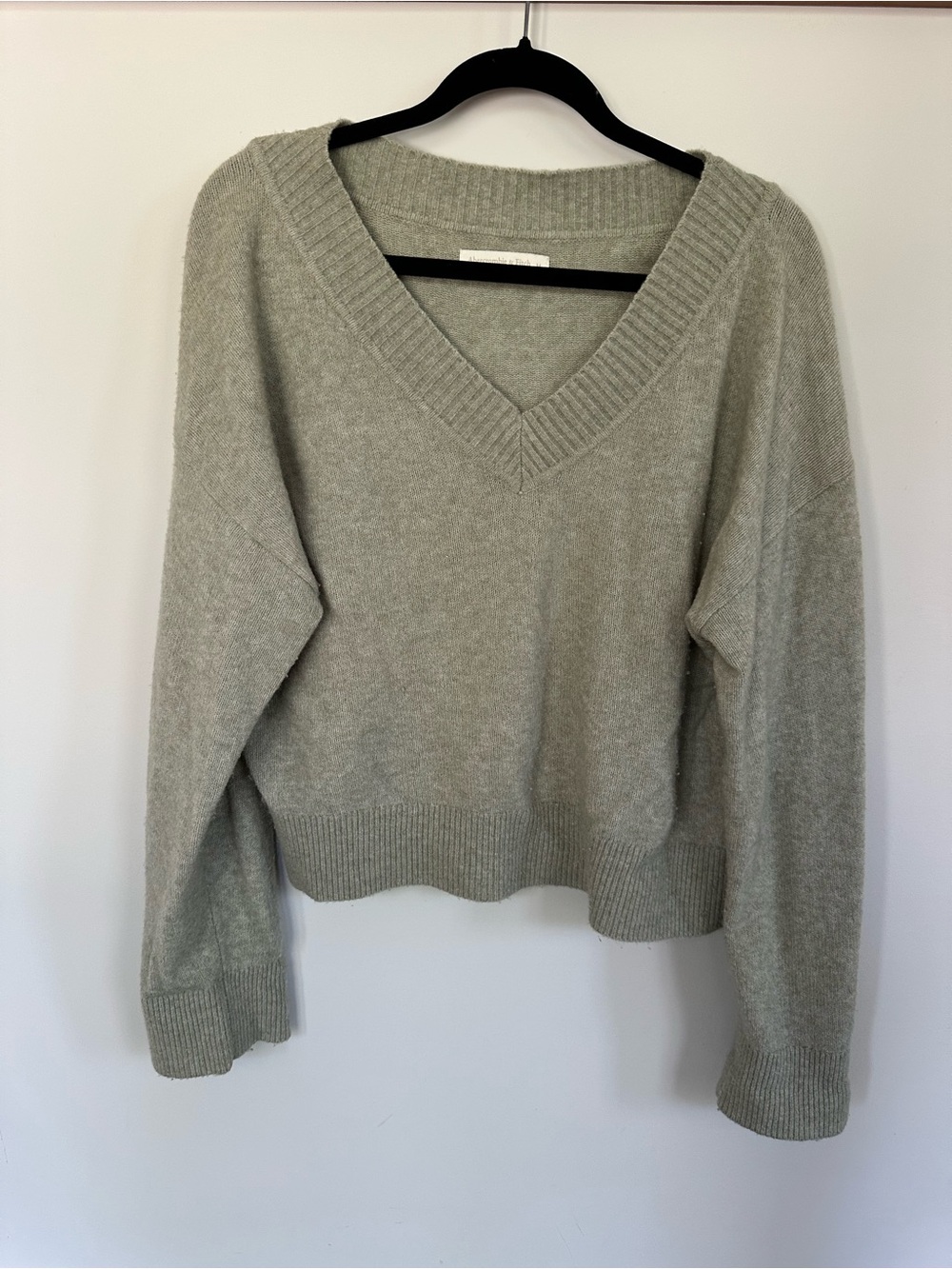 Abercrombie & Fitch V-Neck Sweater in Sage Green